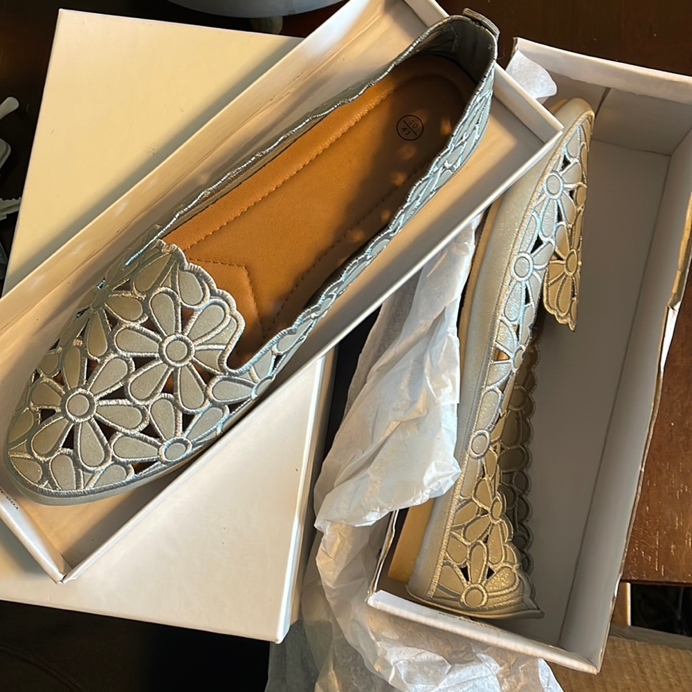 Gray flower print flats